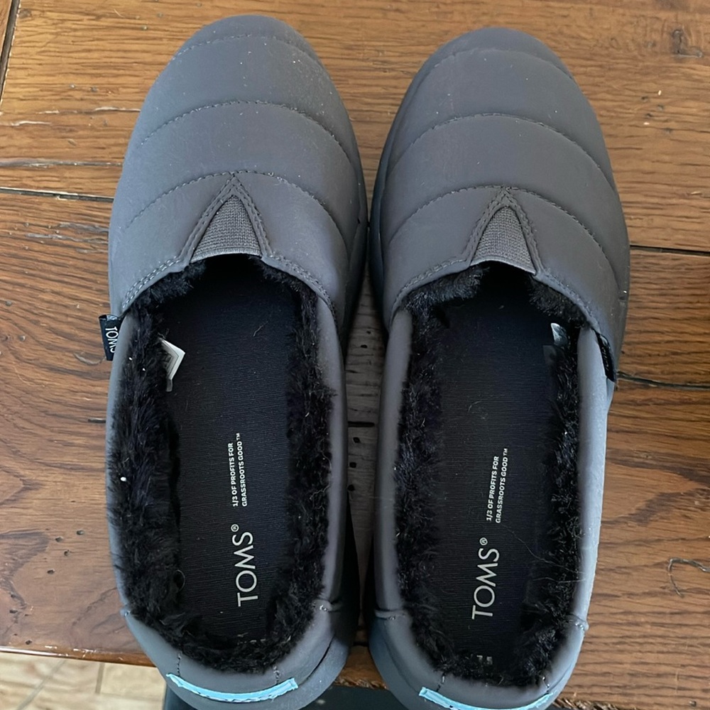 NWOT Tom’s cozy fuzzy espadrilles